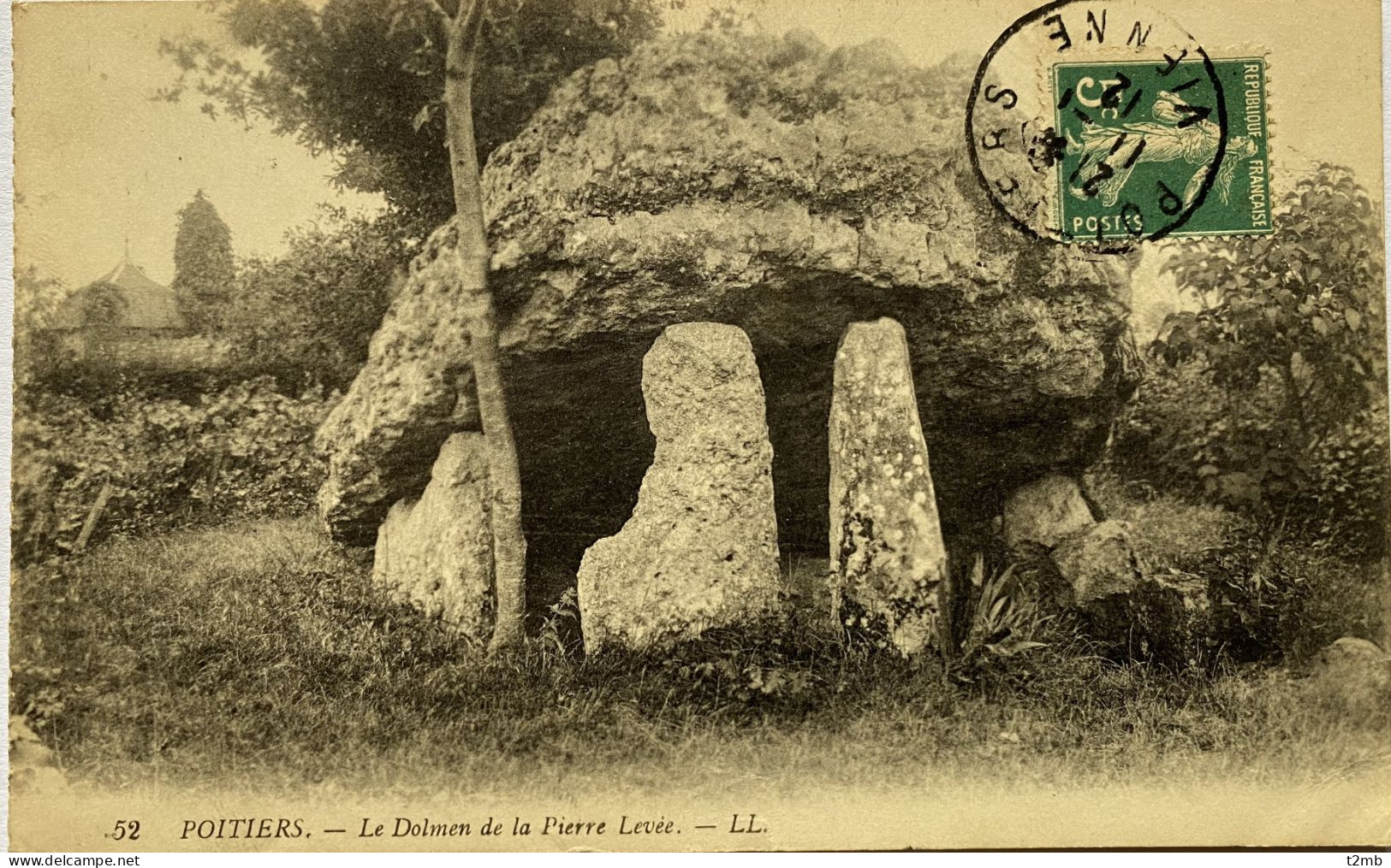 CPA (Vienne) - POITIERS, Le Dolmen De La Pierre Levée (n° 52) - Poitiers