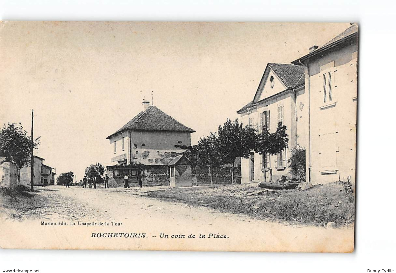 ROCHETOIRIN - Un Coin De La Place - état - Andere & Zonder Classificatie