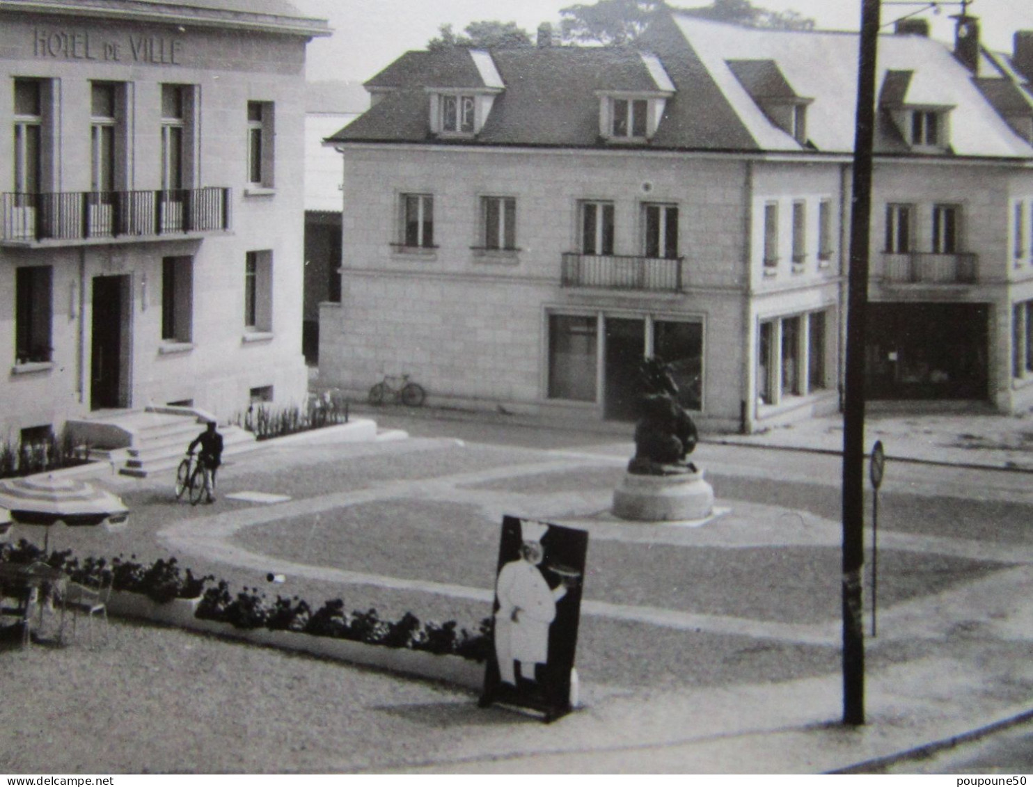 CP 60 Oise BRETEUIL Sur NOYE  - Place De L'hôtel De Ville Hôtel Restaurant Du Commerce  Menu Bobosse Cuisinier 1950 - Breteuil