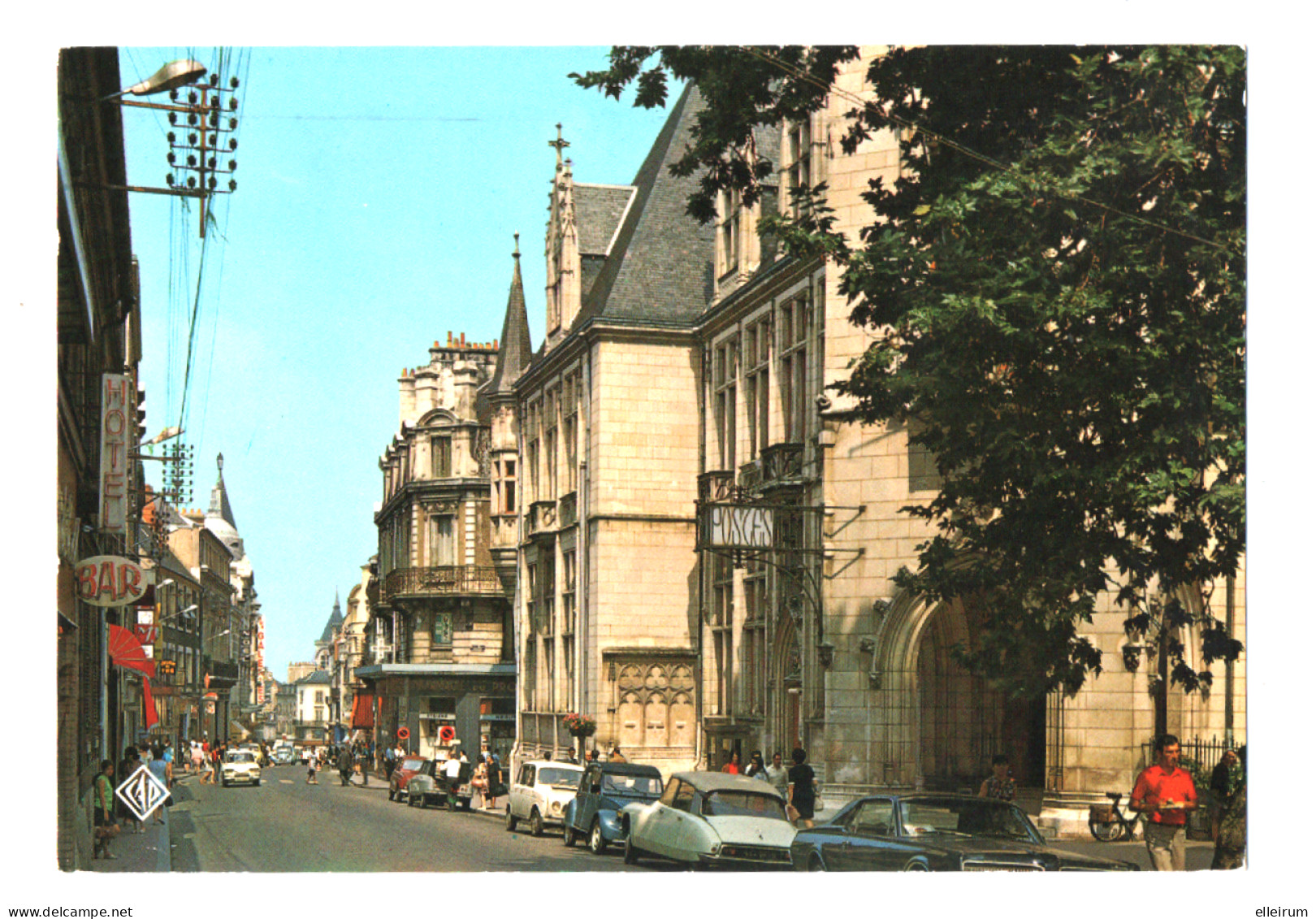 BOURGES (18) RUE MOYENNE. AUTOMOBILES . DS, 2CV CITROEN, 4L RENAULT. 1976. - Bourges