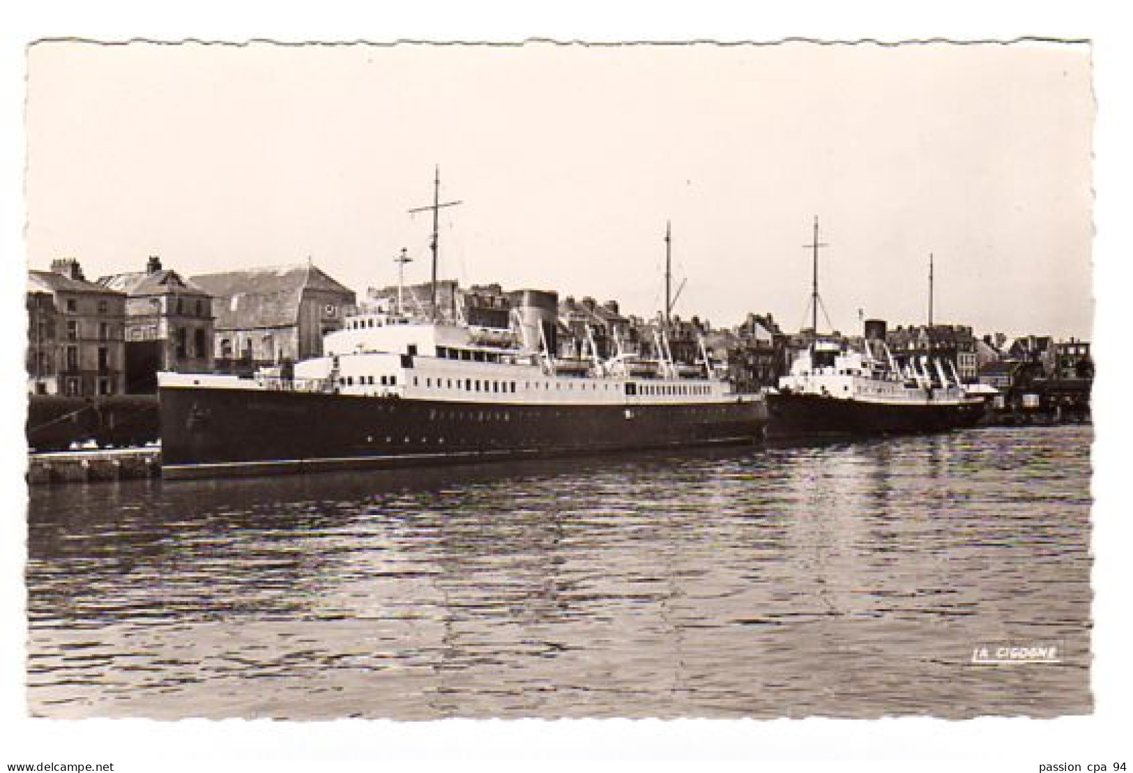 S20-028 Dieppe - Les Courriers D'Angleterre à Quai - Au Premier Plan : L' " Arromanches " - Dieppe