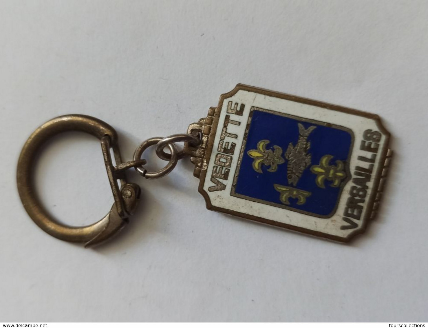 PORTE CLEFS METAL EMAIL VEDETTE VERSAILLES (78)  Ancien De 1954 à 1957 - 30 Mm X 20 Mm - Key-rings