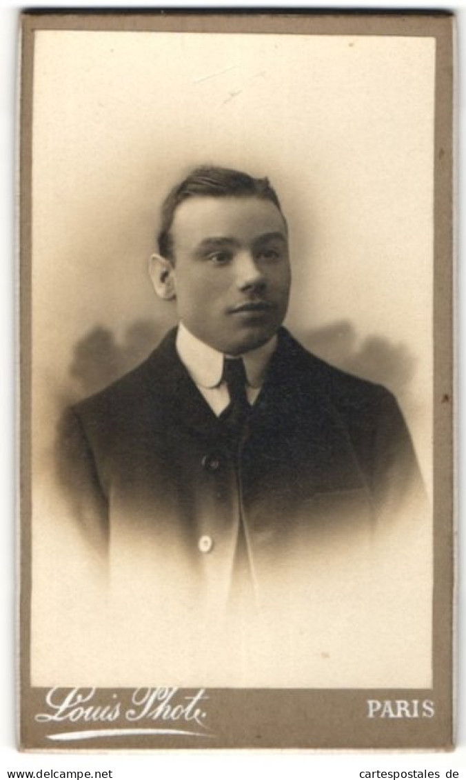 Photo Louis, Paris, Portrait De Junger Mann In Anzug  - Anonieme Personen