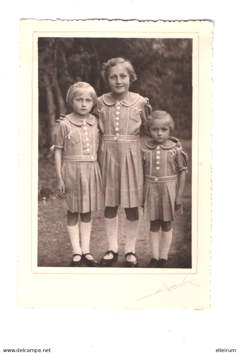 PHOTO. TROIS FILLETTES (SOEURS ) HABILLEES PAREILLEMENT. - Personnes Anonymes