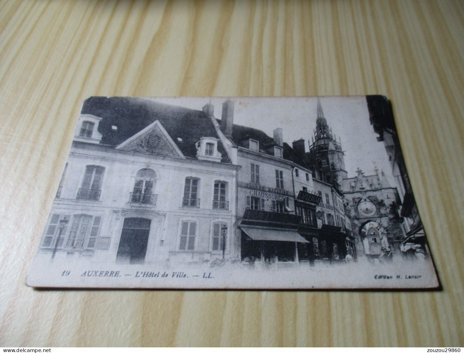 CPA Auxerre (89).L'Hôtel De Ville - Carte Animée Avec Commerces. - Auxerre