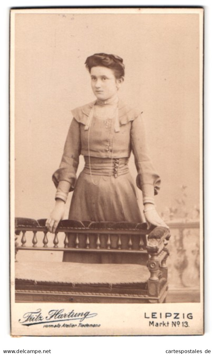 Fotografie Fritz Hartung, Leipzig, Markt 13, Portrait Dunkelhaarige Schönheit Mit Haarschleife Im Kleid  - Personnes Anonymes