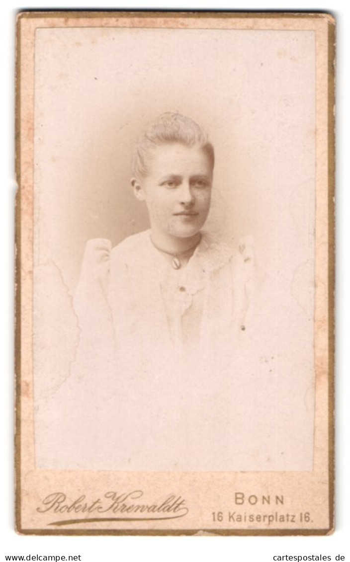 Fotografie Robert Krewaldt, Bonn, Kaiserplatz 16, Portrait Blondes Schönes Fräulein Mit Halskette Im Weissen Kleid  - Anonyme Personen