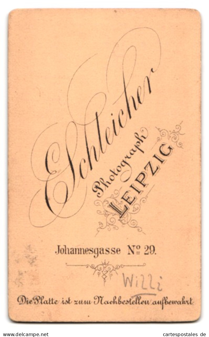 Fotografie E. Schleicher, Leipzig, Johannesgasse 29, Portrait Blondes Süsses Mädchen Im Weissen Gerüschten Kleidchen  - Anonieme Personen