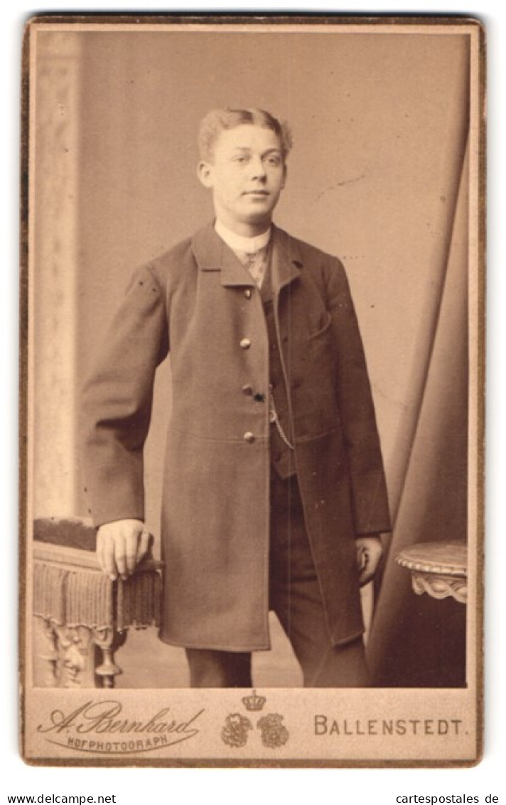 Fotografie A. Bernhard, Ballenstedt, Kastanienallee 307, Portrait Charmanter Junger Mann Im Eleganten Anzug  - Personnes Anonymes