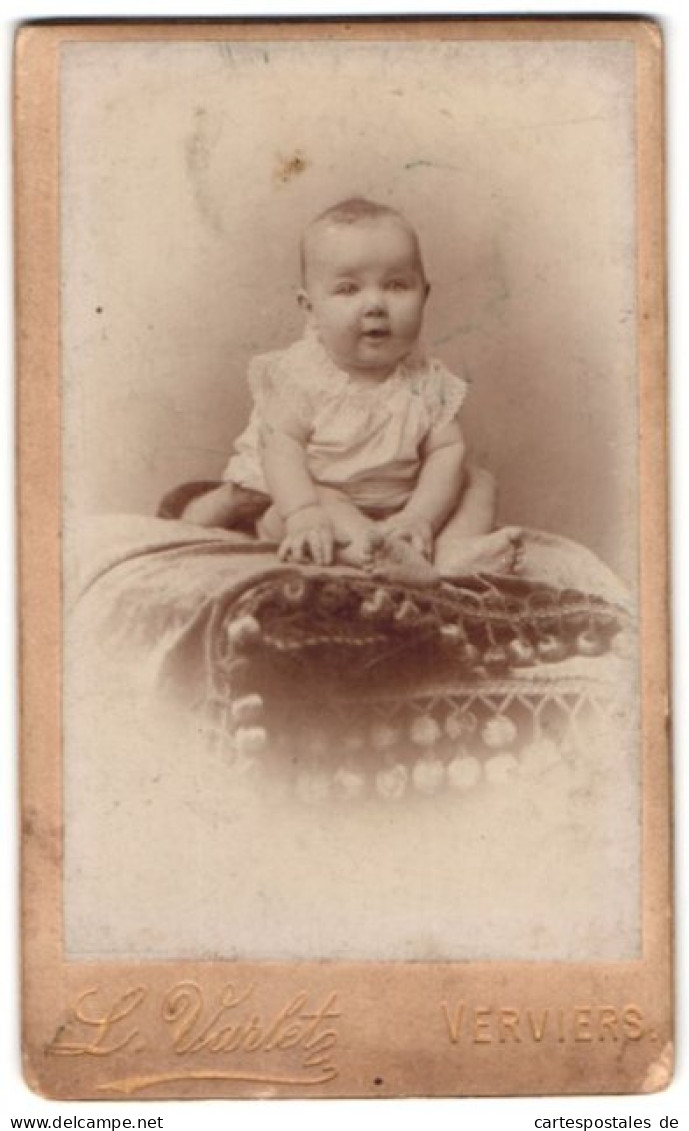 Fotografie L. Varlet, Verviers, 19 Rue De L'Harmonie, Portrait Süsses Baby Im Weissen Hemdchen  - Personnes Anonymes