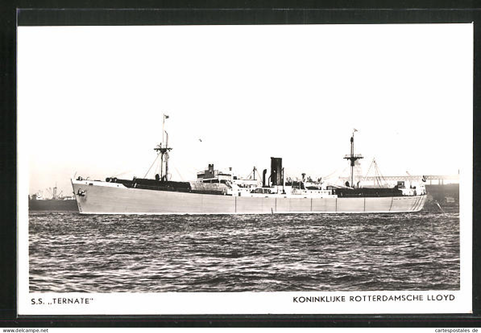 AK S.S. Ternate In Küstennähe  - Cargos