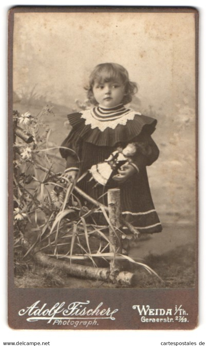 Fotografie Adolf Fischer, Weida I. Th., Geraerstrasse 27 /29, Kleines Mädchen Mit Puppe  - Anonyme Personen