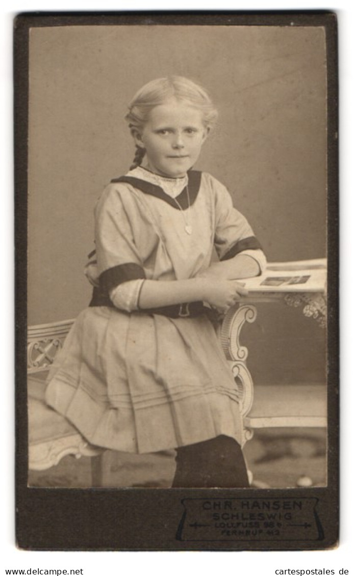 Fotografie Chr. Hansen, Schleswig, Lollfuss 98 B, Portrait Mädchen Im Modischen Kleid Mit Herzkette  - Anonyme Personen