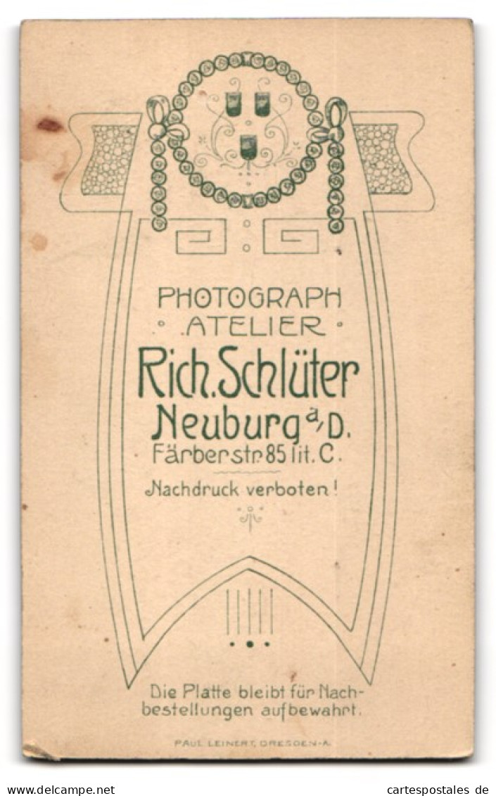 Fotografie Rich. Schlüter, Neuburg A. D., Färberstrasse 85, Portrait Kleines Mädchen Im Kleid  - Anonyme Personen