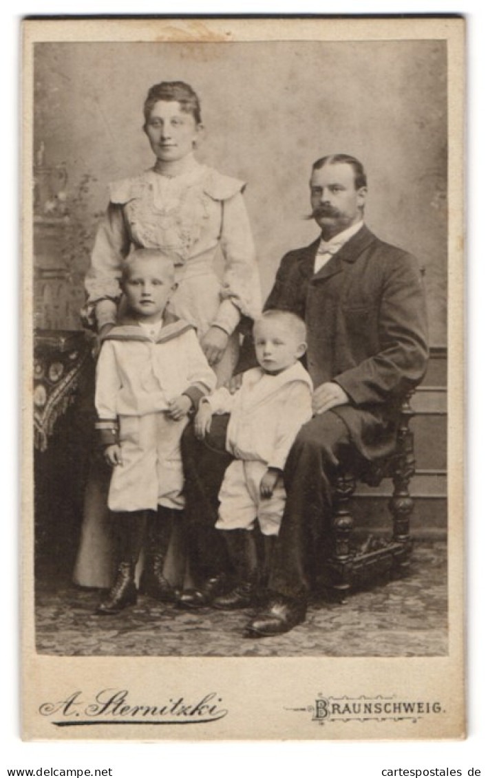 Fotografie A. Sternitzki, Braunschweig, Steinweg 10, Portrait Bürgerliches Paar Mit Zwei Kleinen Söhnen  - Anonyme Personen