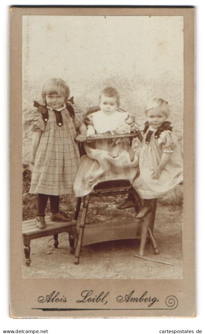 Fotografie Alois Loibl, Amberg, Portrait Zwei Kleine Mädchen In Karierten Kleidern Und Kleinkind  - Anonyme Personen