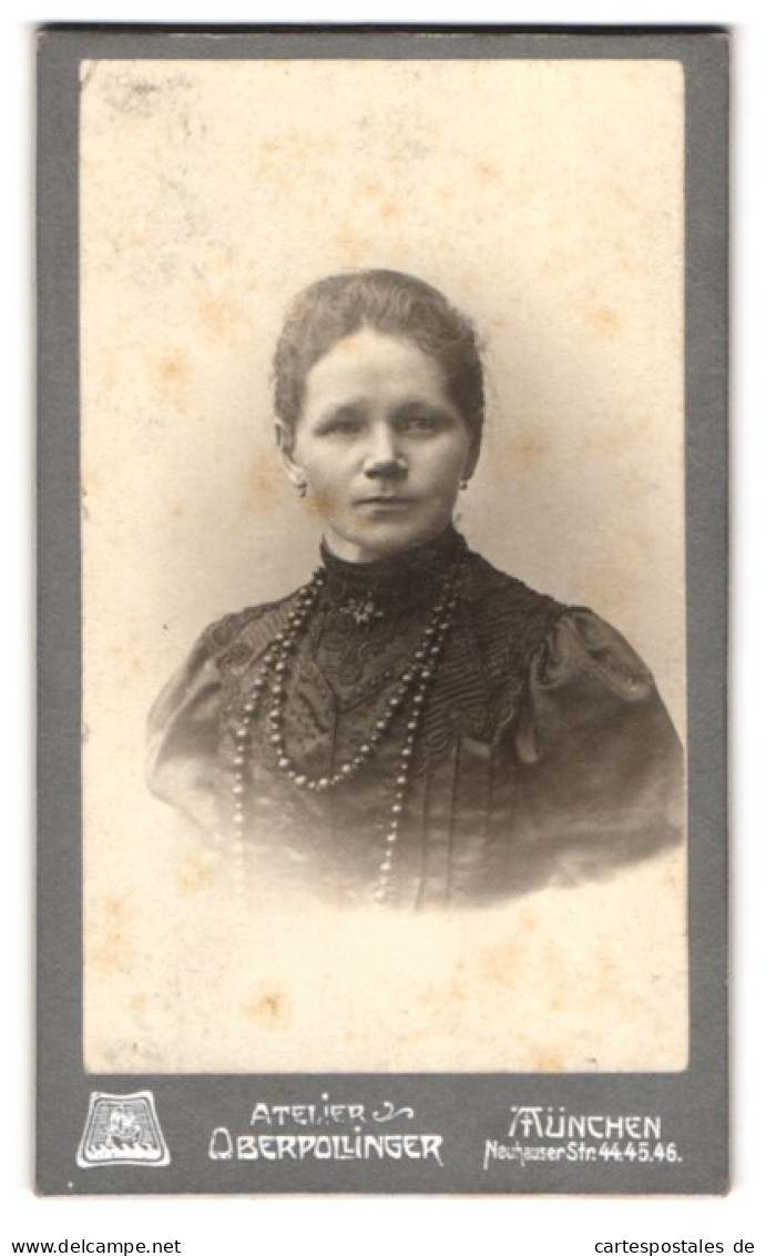 Fotografie Kaufhaus Oberpollinger G. M. B. H., München, Neuhauser-Strasse 44-46, Portrait Bürgerliche Dame Mit Halsk  - Anonyme Personen