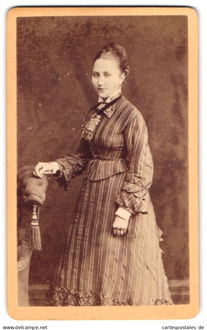 Fotografie W. Karrass, Bremen, Hutfilterstrasse 38, Portrait Junge Dame In Modischer Kleidung  - Anonyme Personen