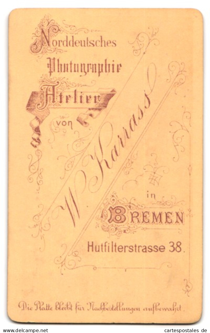 Fotografie W. Karrass, Bremen, Hutfilterstrasse 38, Portrait Junge Dame In Modischer Kleidung  - Anonyme Personen