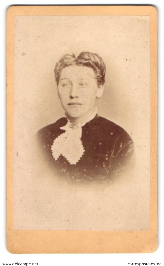 Fotografie Louis Frank, Berne, Portrait Junge Dame In Hübscher Kleidug  - Anonymous Persons