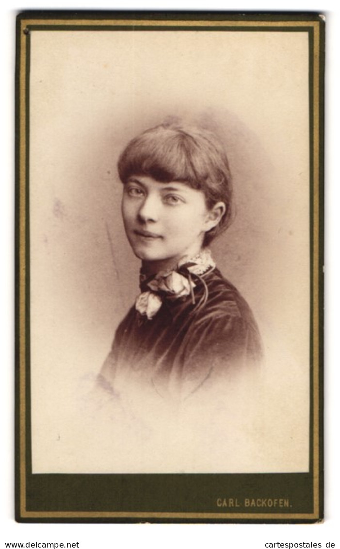 Fotografie Carl Backofen, Darmstadt, Riedeselstrasse 37, Portrait Junge Dame Mit Ponyfrisur  - Anonyme Personen