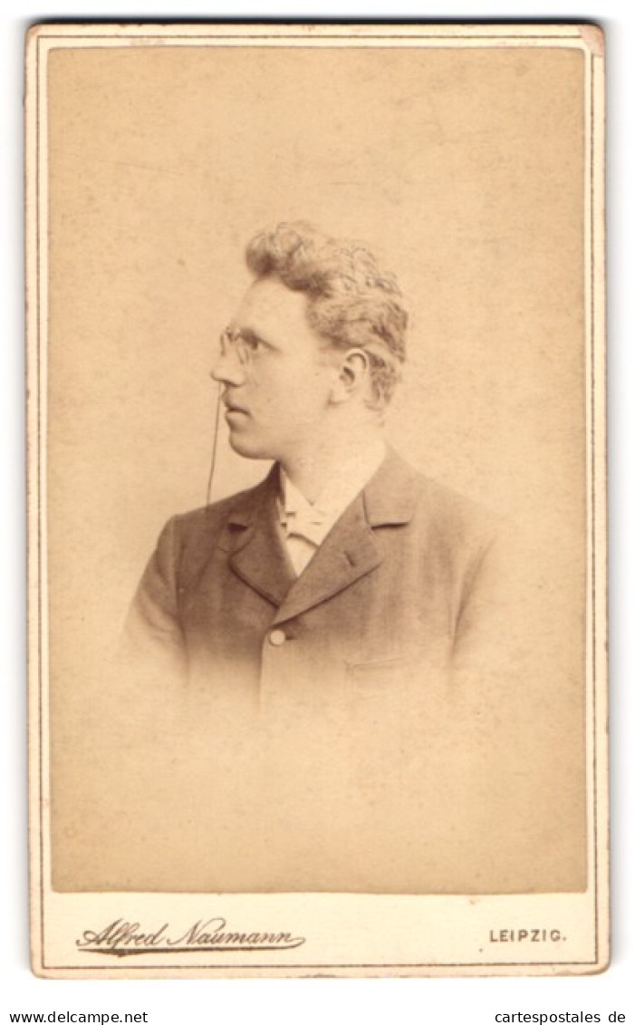 Fotografie Alfred Naumann, Leipzig, Dorotheenstrasse, Portrait Junger Herr Im Anzug Mit Fliege  - Anonyme Personen