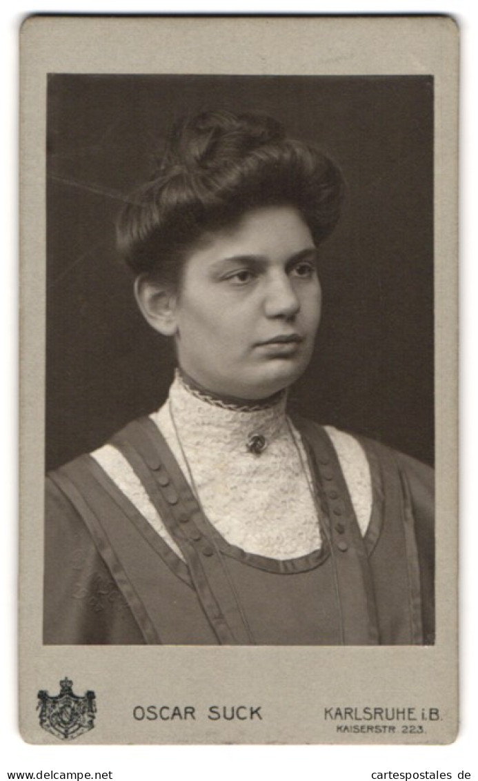 Fotografie Oscar Suck, Karlsruhe I. B., Kaiserstrasse 223, Portrait Junge Dame Mit Hochsteckfrisur  - Anonyme Personen