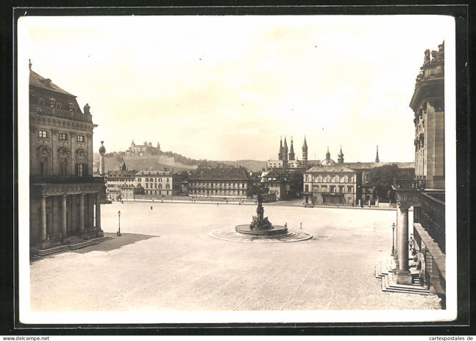 AK Würzburg, Blick Vom Ehrenhof Der Residenz Auf Dom Und Festung Marienberg  - Würzburg