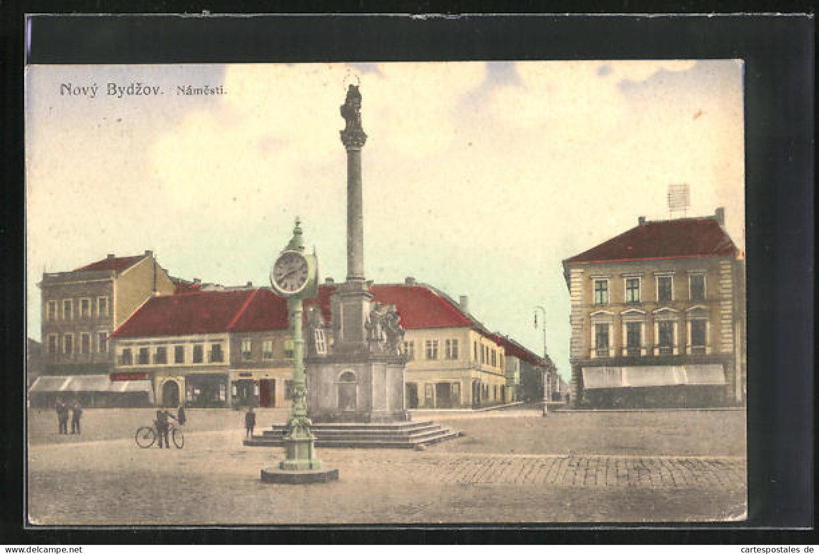 AK Nový Bydzov, Uhr Und Denkmal Am Marktplatz  - Tchéquie