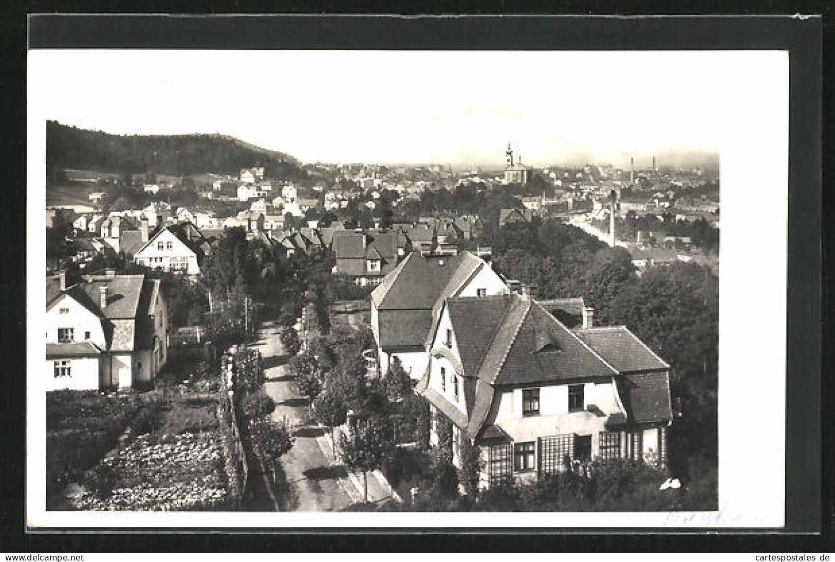 AK Trautenau / Trutnov, Strassenpartie Am Stadtrand, Blick Zum Zentrum  - Tchéquie