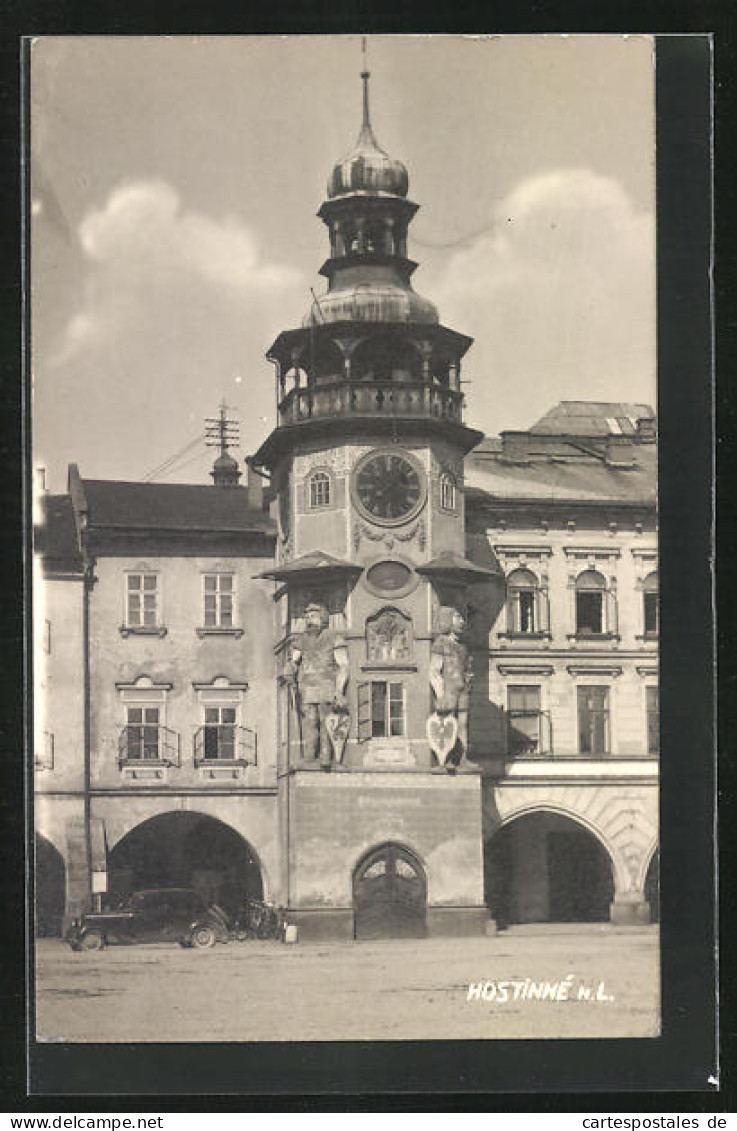 AK Arnau / Hostinne, Auto Und Motorrad Vorm Rathaus  - Tschechische Republik