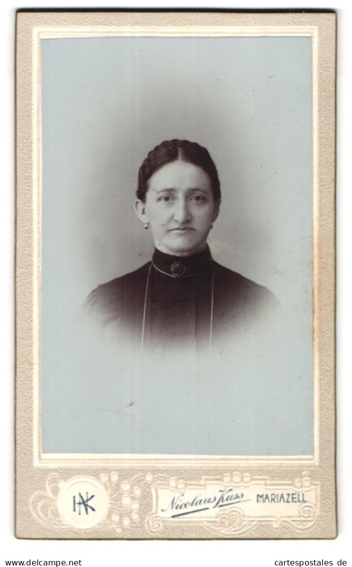 Fotografie Nicolaus Kuss, Mariazell, Wienerstrasse 61, Dame Mit Halskette In Schwarz  - Anonymous Persons