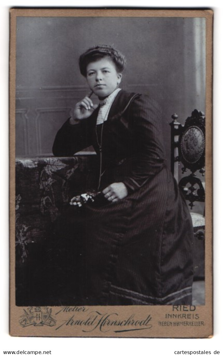 Fotografie Arnold Hirnschrodt, Ried, Dame In Denkerpose  - Anonymous Persons