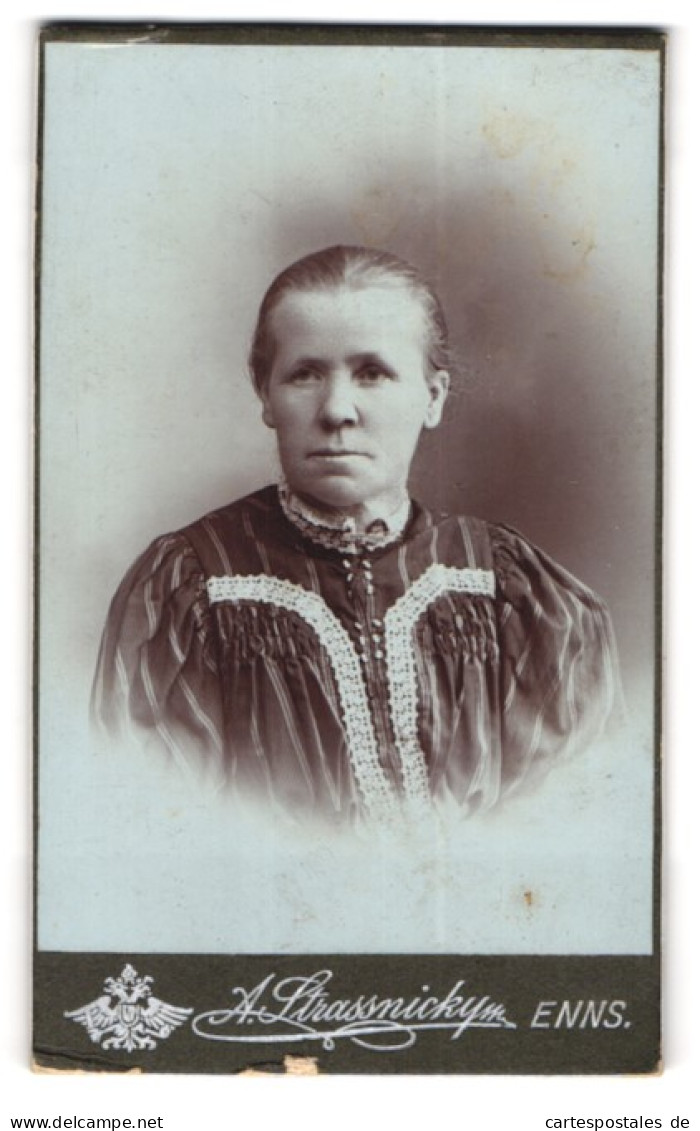 Fotografie A. Strassnicky, Enns, Betage Dame Im Verzierten Kleid  - Anonymous Persons