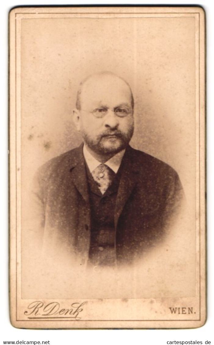 Fotografie R. Denk, Wien, Schönbrunnerstrasse 19, Betagter Herr Mit Brille  - Anonymous Persons