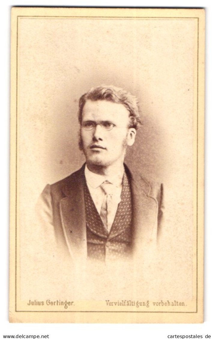 Fotografie Julius Gertinger, Wien, Margarethenstrasse 28, Junger Herr Mit Ernstem Blick  - Anonyme Personen