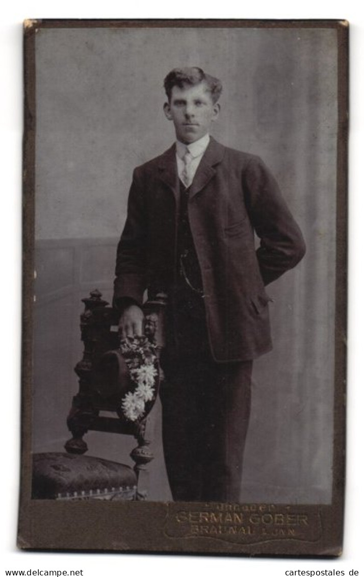 Fotografie German Gober, Braunau A. Inn, Junger Mann Mit Blumen Am Hut  - Anonyme Personen