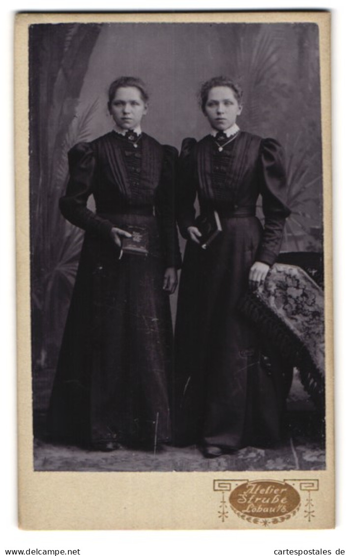 Fotografie Alex. Strube, Löbau I /S., Zwei Junge Damen In Kleidern Mit Büchern  - Persone Anonimi