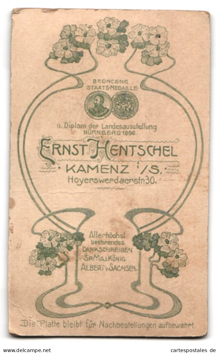 Fotografie Ernst Hentschel, Kamenz I. S., Herr Mit Seitlich Gescheiteltem Haar Hält Buch  - Anonyme Personen