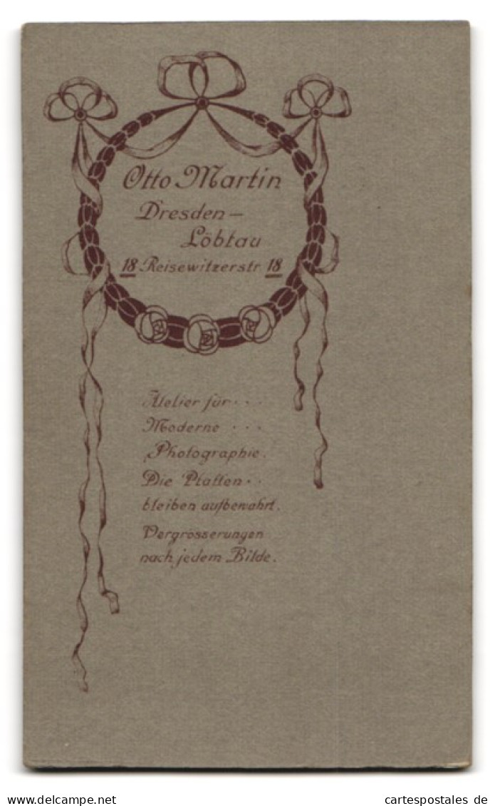 Fotografie Otto Martin, Dresden-Löbtau, Reisewitzerstr. 18, Kleinkind In Weissem Leibchen Auf Fell  - Anonyme Personen