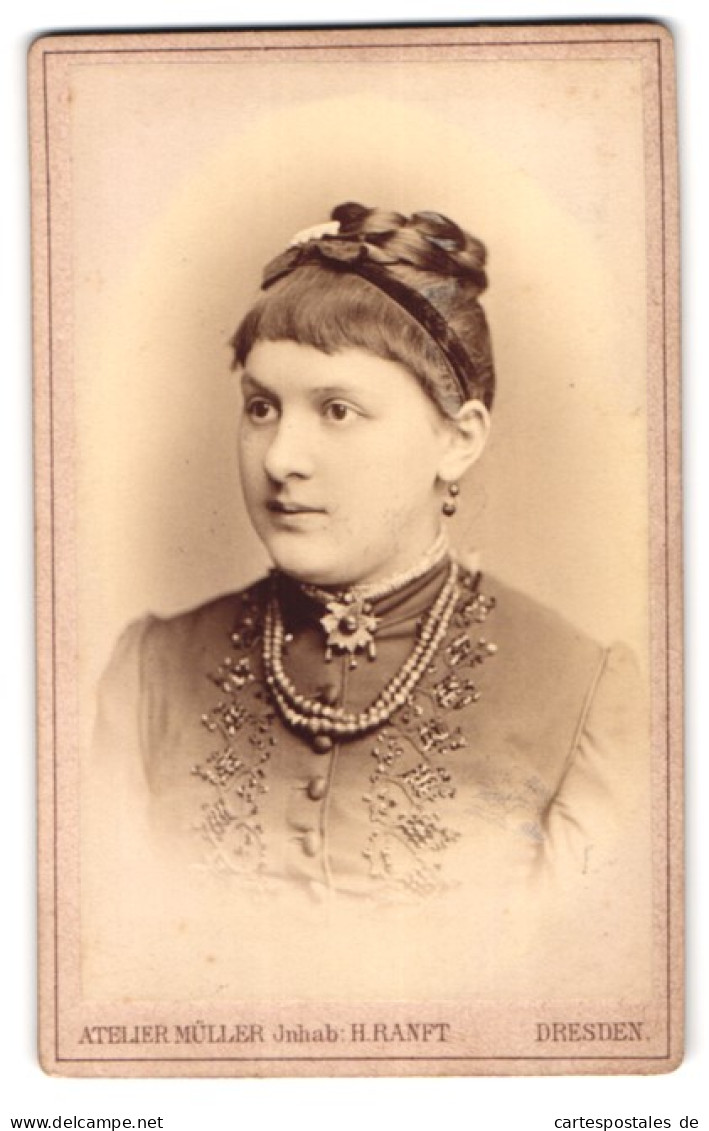 Fotografie Atelier Müller, Dresden, Marienstr. 26, Junge Frau In Verziertem Kleid Mit Haarband Und Perlenkette  - Anonyme Personen