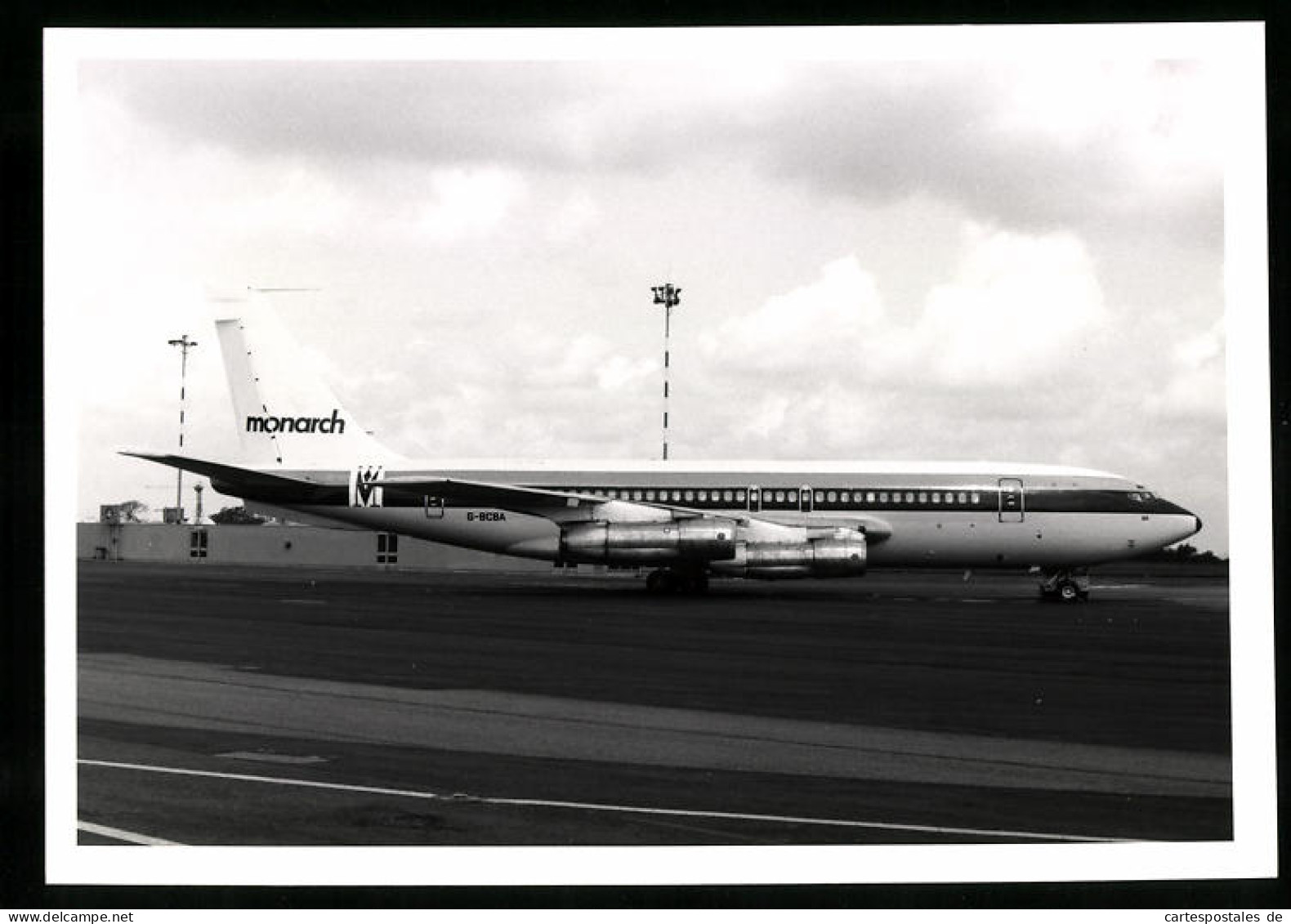 Fotografie Flugzeug Boeing 707, Passagierflugzeug Der Monarch Airline, Kennung G-BCBA  - Luchtvaart