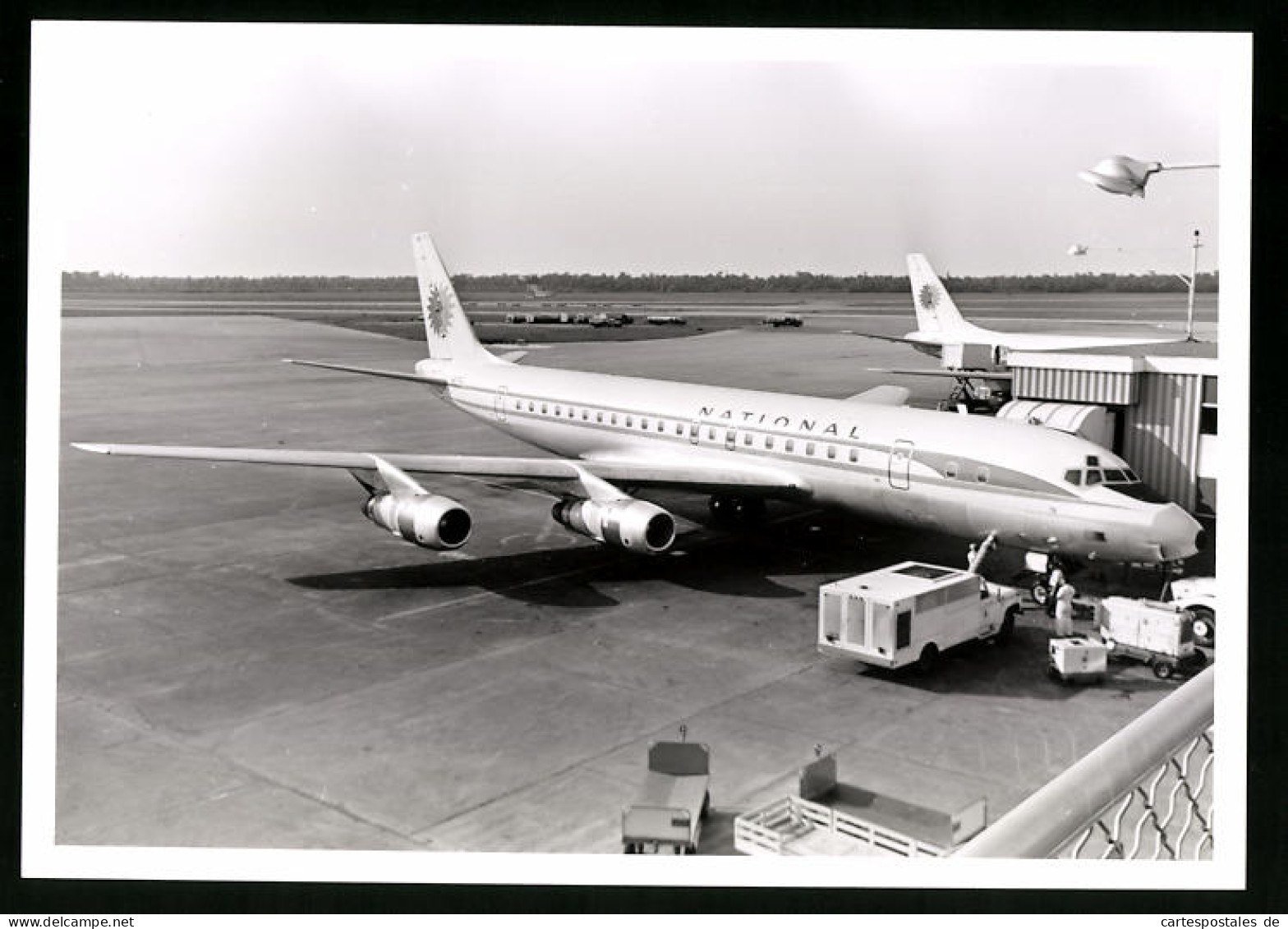 Fotografie Flugzeug Douglas DC-8, Passagierflugzeug National Air  - Luftfahrt
