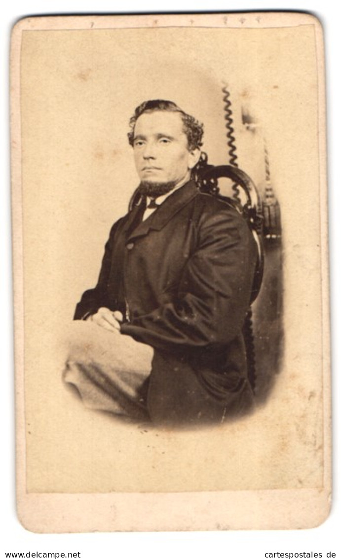 Fotografie G. Giese, Itzehoe, Feldschmiede 109, Portrait Herr Karl Göldener Im Anzug Mit Kinnbart  - Anonyme Personen