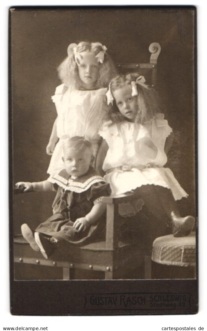 Fotografie Gustav Rasch, Schleswig, Stadtweg 32, Drei Kleine Blonde Mädchen In Kleidchen Mit Haarschleife  - Anonymous Persons