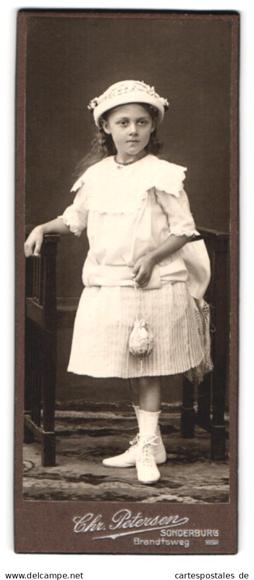 Fotografie Chr. Petersen, Sonderburg, Brandtsweg, Portrait Kleines Mädchen Im Weissen Kleid Mit Säckchen Und Hut  - Anonieme Personen