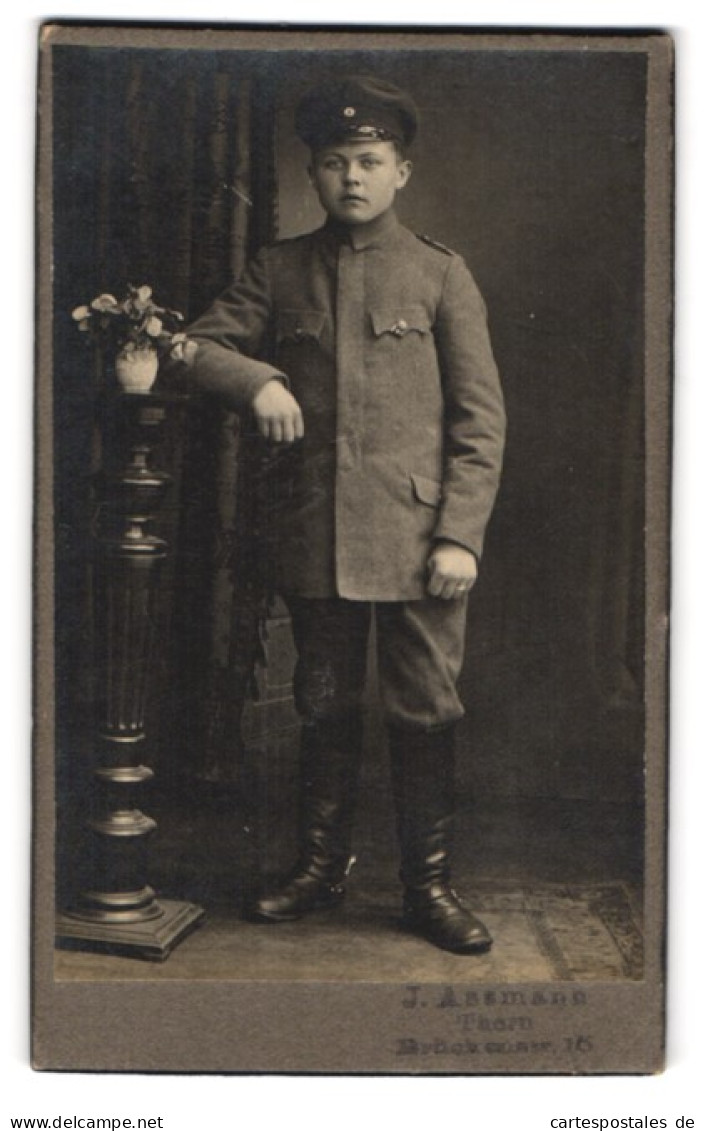 Fotografie J. Assmann, Thorn, Brückenstr. 16, Junger Knabe In Feldgrau Uniform Mit Eingestecktem Orden  - Guerre, Militaire