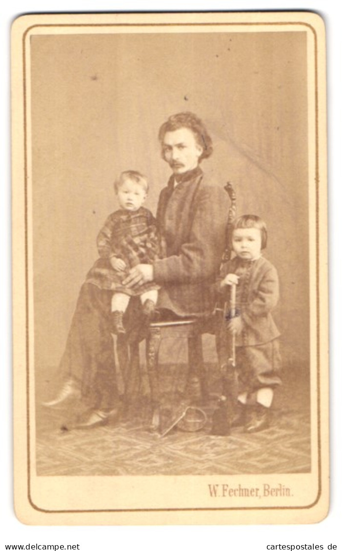 Fotografie W. Fechner, Berlin, Krausen-Str. 21, Vater Im Anzug Posiert Mit Seinen Zwei Kindern Im Atelier  - Personnes Anonymes