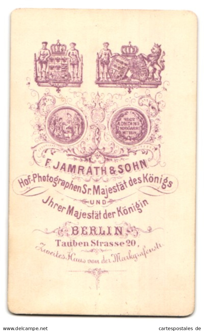 Fotografie F. Jamrath & Sohn, Berlin, Tauben-str. 20, Herr Im Anzug Mit Fliege Und Bart  - Anonyme Personen