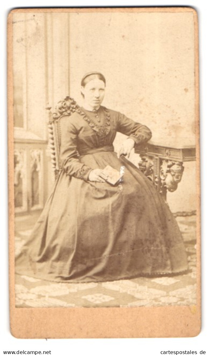 Fotografie Aug. Lorenz, Weissenburg Am Sand, Portrait Junge Dame Im Biedermeierkleid Sitzend Im Atelier  - Anonyme Personen